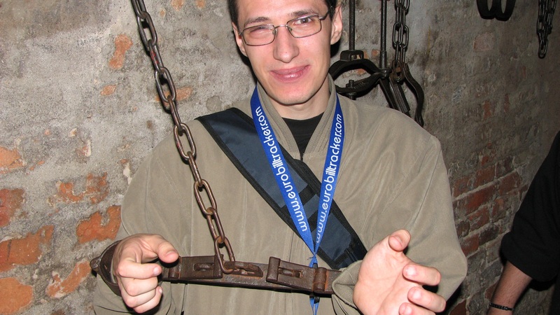 Juan accepted this Tool, that his Doctor him prescripe.<br>German: Juan aktzeptierte das Ger&auml;t das ihm sein Doktor verschrieben hat um die EBT-Sucht einzugrenzen.